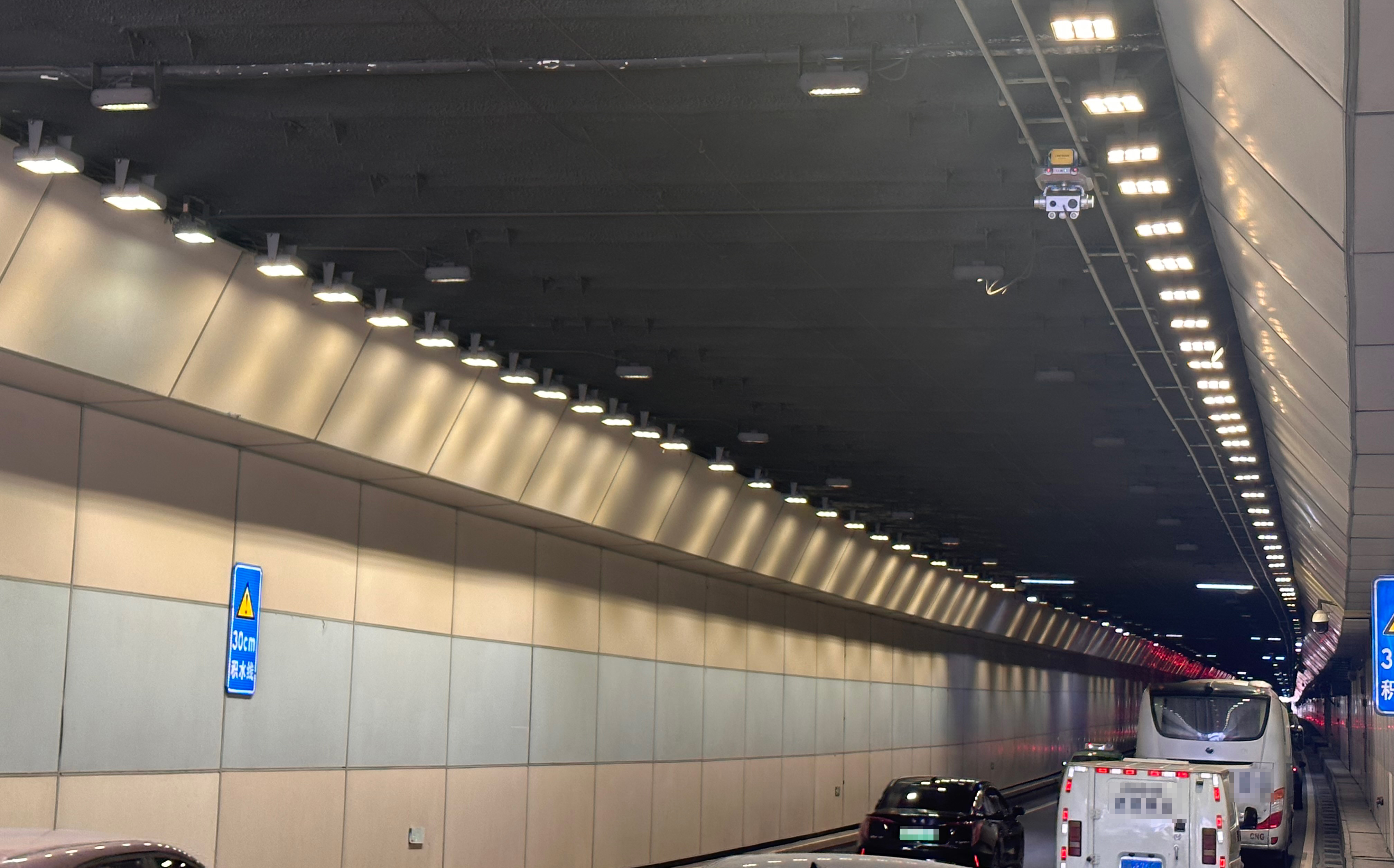 成都首套公路隧道智能巡檢機器人